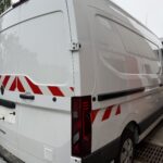 Pose de bandes de sécurité sur véhicules de chantier